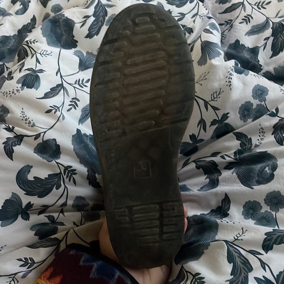 Like new unisex Doc Marten Chelsea boot - Picture 2 of 3